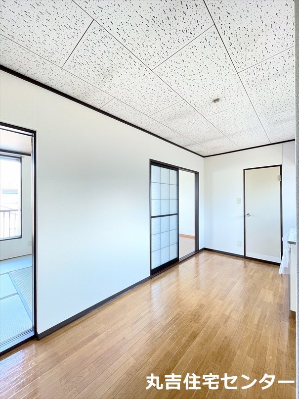 居室・リビング　キッチン目の前に窓あり！十分に換気できます