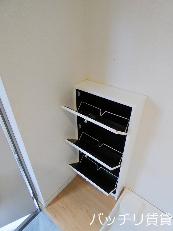 玄関　別号室タイプの為、現状を優先致します。