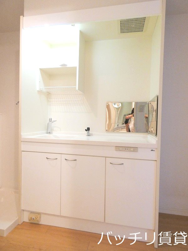 キッチン　別号室タイプの為、現状を優先致します。