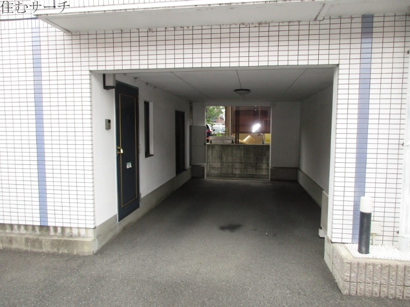 収納　車庫部分に収納庫あり