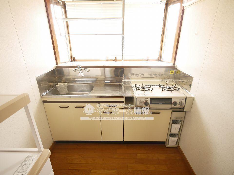 キッチン　収納豊富なガスコンロ付きキッチン