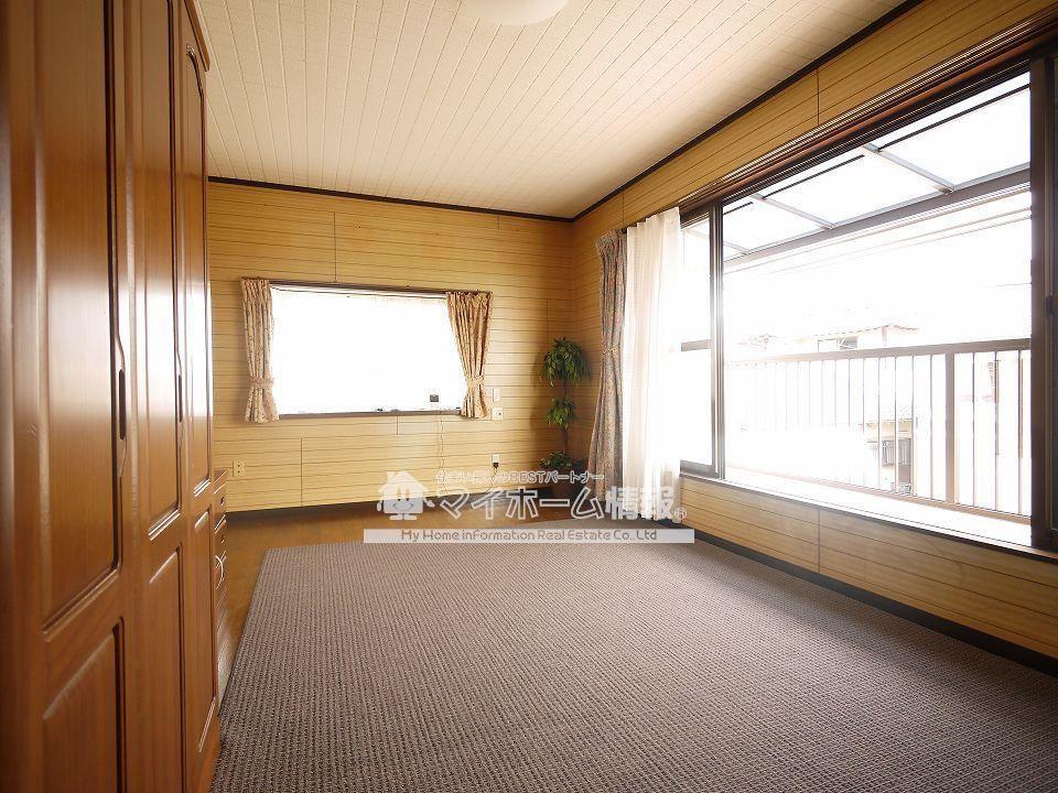 居室・リビング　日差しあふれる広々としたリビング