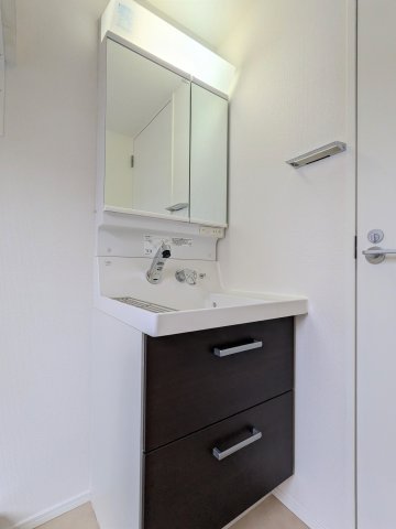 洗面設備　スペースが確保できる洗面所です