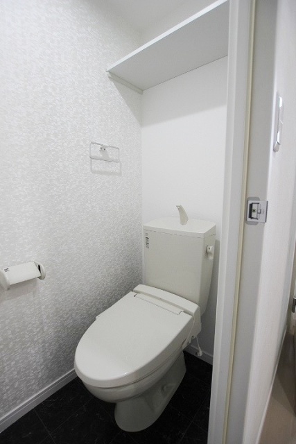 トイレ　写真は別号室のものです。