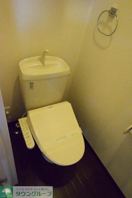 トイレ　ウォシュレット付き。