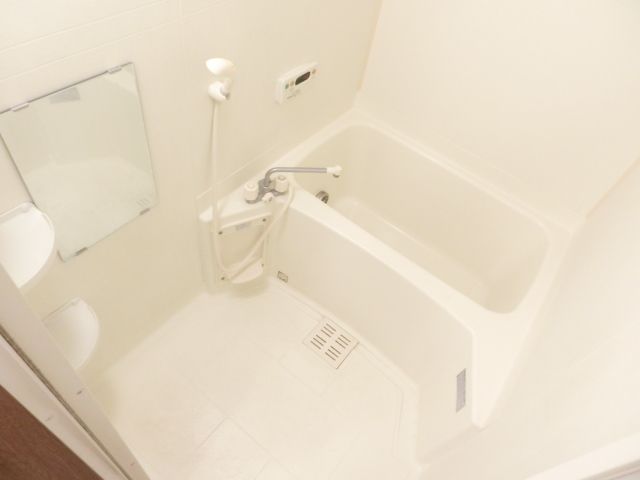 バス・シャワールーム　清潔感のあるバスルームです。