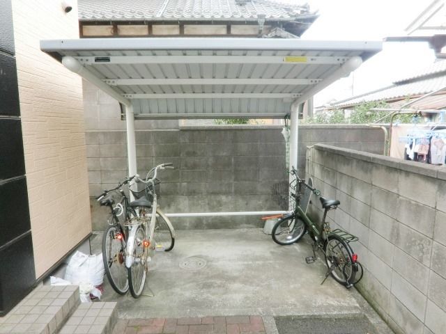 その他共有部分　屋根付きの駐輪場です