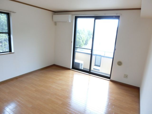 居室・リビング　日当たり良好です。