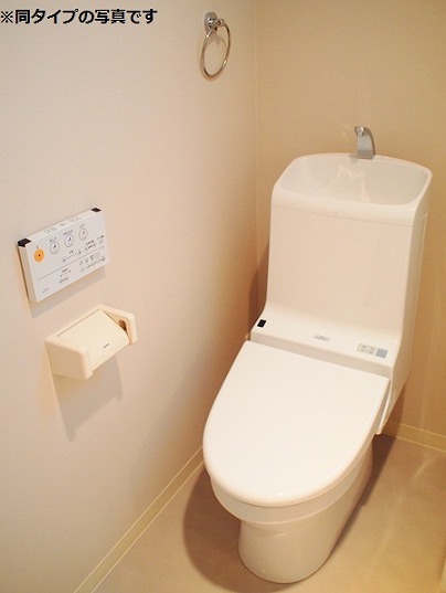 トイレ　あったら嬉しい温水洗浄便座付きのトイレです♪