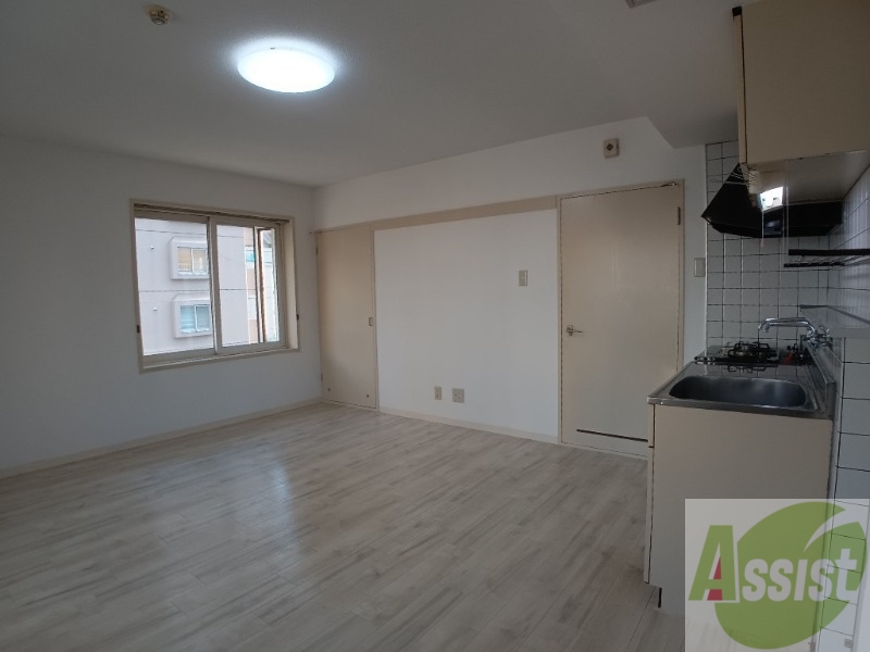 居室・リビング　リビングです。窓が大きくて明るいですね！