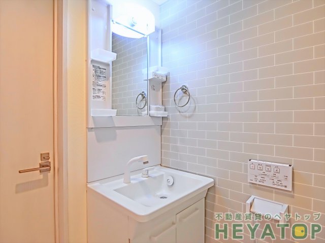 洗面設備　忙しい朝の身支度に便利なシャワー付き洗面化粧台