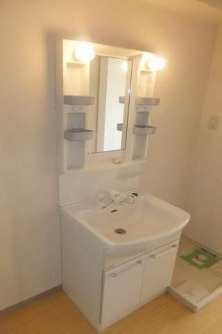 洗面設備　忙しい朝の身支度に嬉しい独立洗面台。