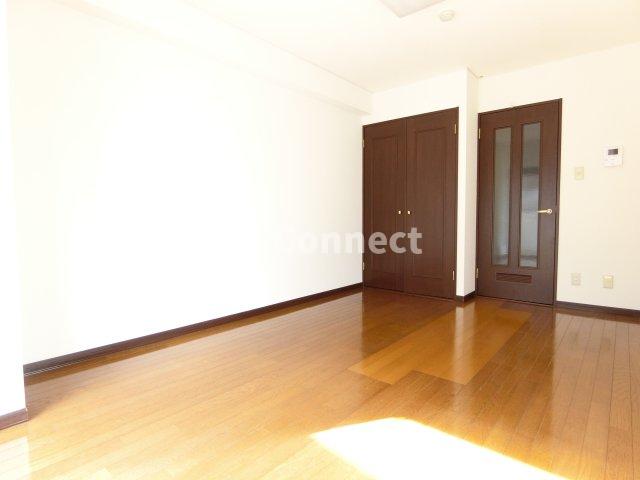 居室・リビング　８帖の洋室です。