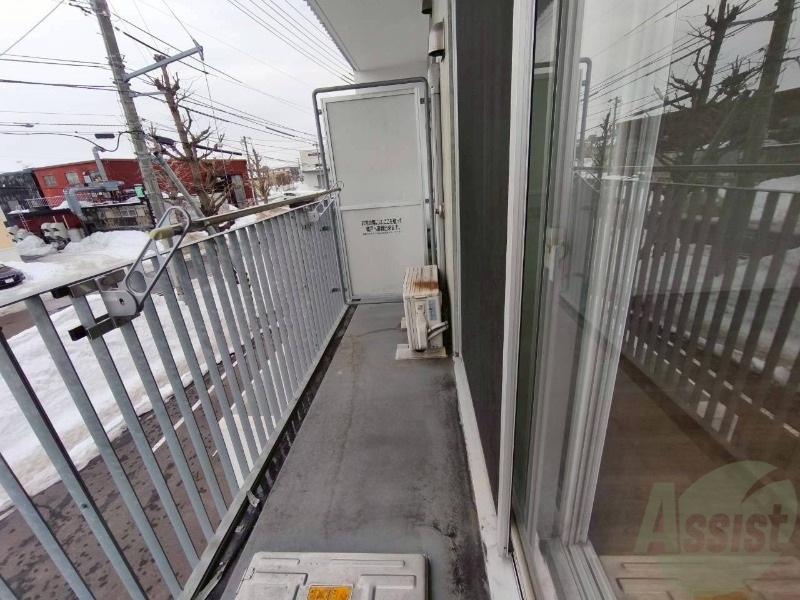 バルコニー　バルコニーです。洗濯物を干すもよし、一息つくもよしですね。