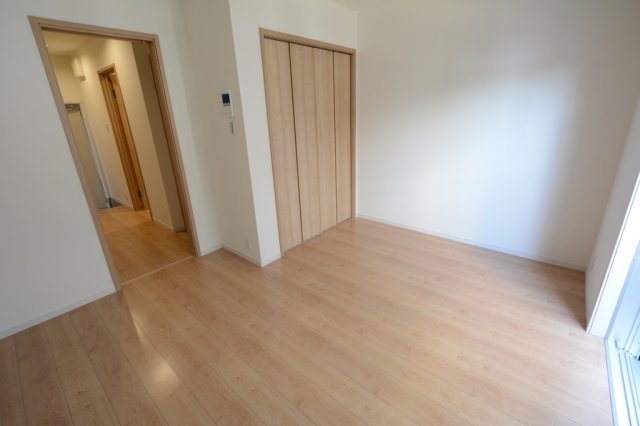 居室・リビング　南向きエアコン付き6.3帖の洋室です♪