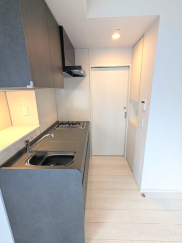 キッチン　ガス2口キッチン、料理しやすいシンクカバー付です、キッチン奥