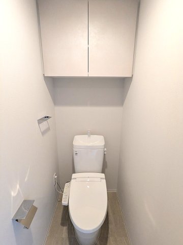 トイレ　洗面室と独立した温水洗浄便座、ペーパーホルダーにスマポストレ