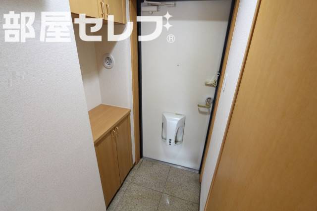 玄関　３０２号室の写真になります。