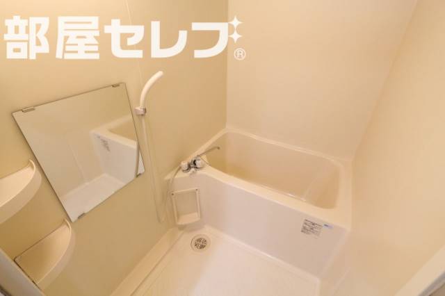 バス・シャワールーム　３０２号室の写真になります。