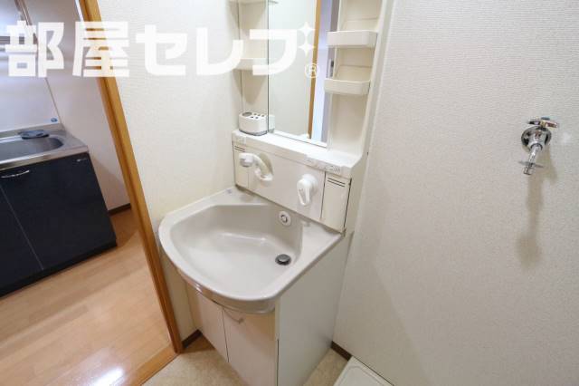 洗面設備　３０２号室の写真になります。