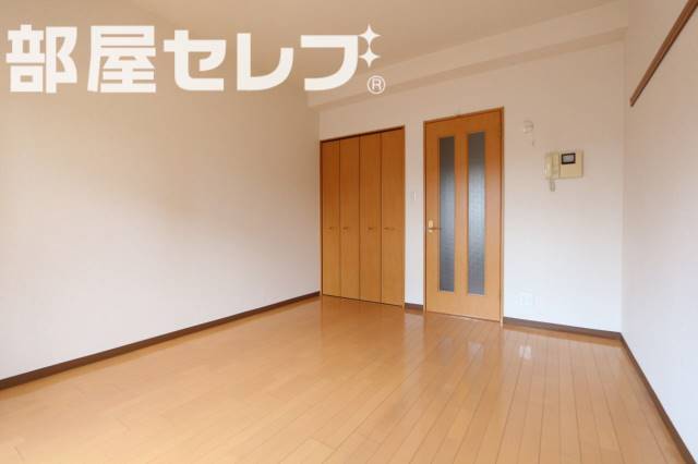 居室・リビング　３０２号室の写真になります。