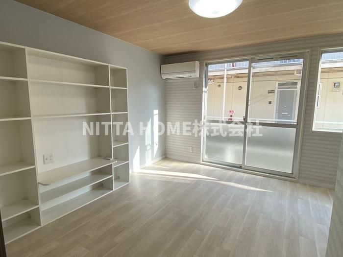 居室・リビング　８帖の洋室です＊