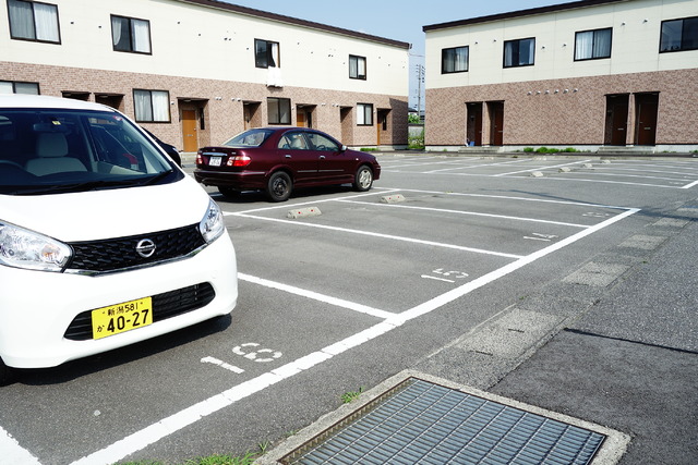 駐車場　駐車場が広いので車が止めやすいです