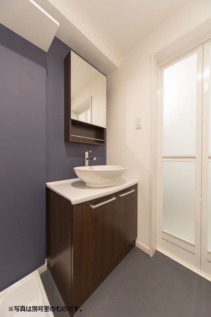 洗面設備　朝の支度にも助かる、独立の洗髪洗面化粧台