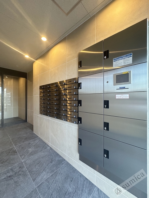 エントランス　便利な宅配ボックスを完備