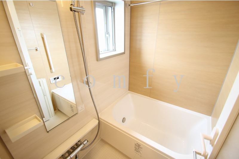 バス・シャワールーム　窓のある明るいお風呂