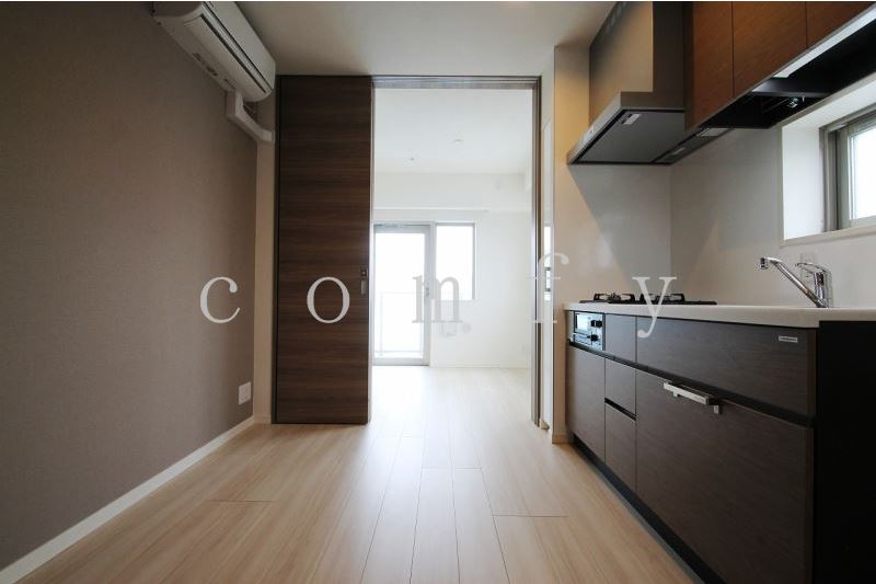 居室・リビング　アクセントクロスがお洒落なダイニング