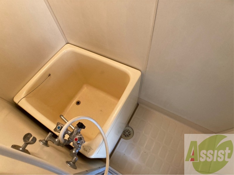 バス・シャワールーム　お風呂です。少し狭いですがシャワーするには十分ですね。