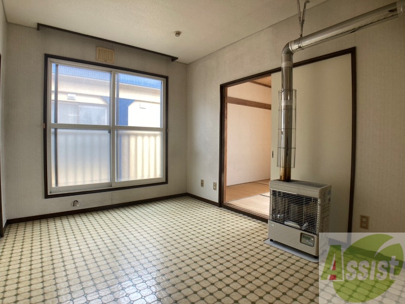 居室・リビング　８帖の洋室です。広々として、きれいですね。