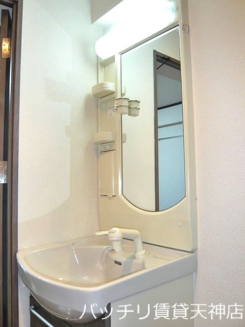 洗面設備　別号室写真の為現況を優先致します。