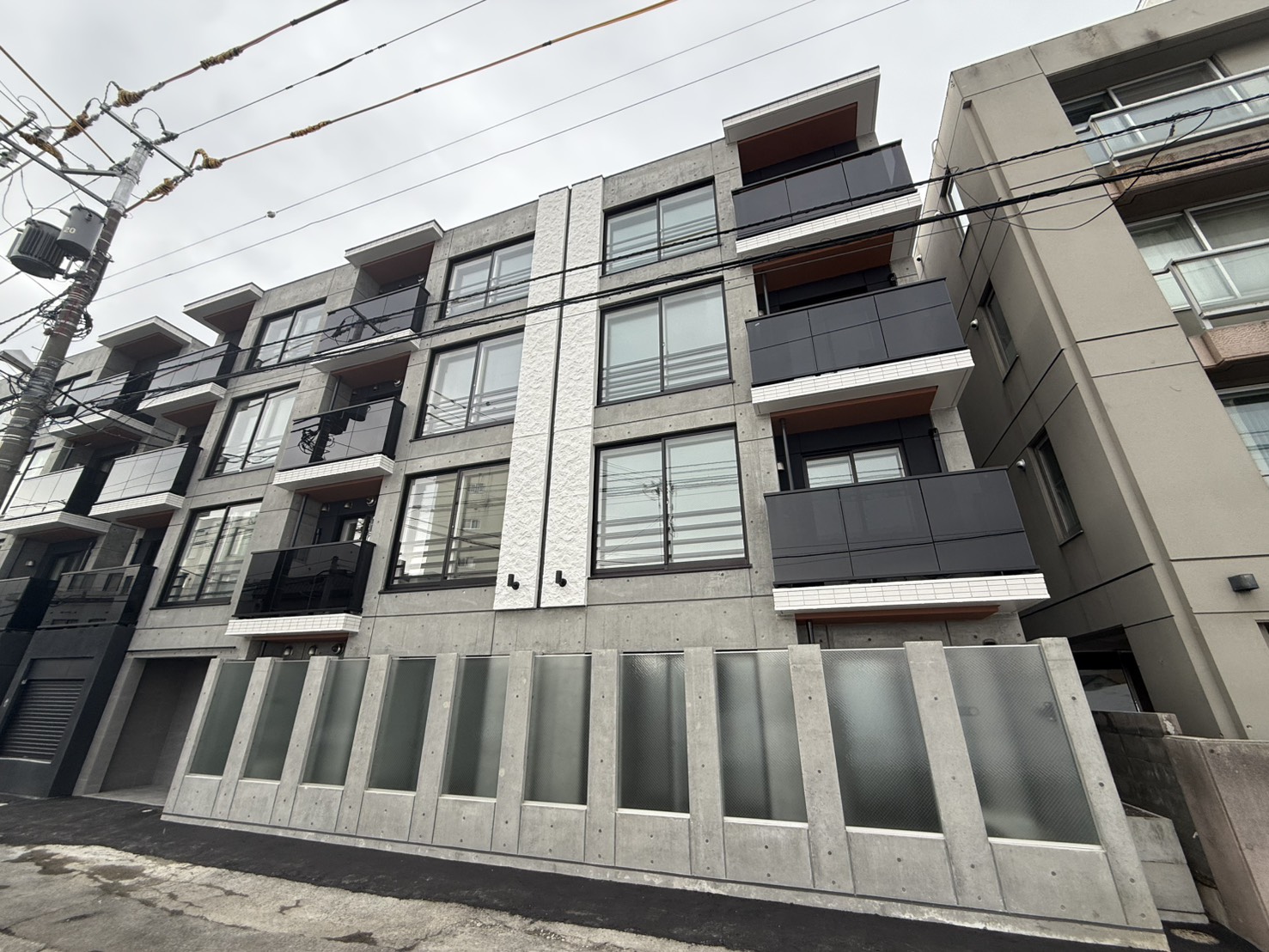 建物外観　エアコン完備のデザイナーズ物件です♪インターネットも無料♪