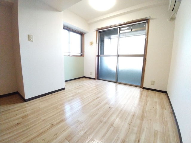 その他部屋・スペース　２面採光の５帖洋室