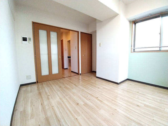 居室・リビング　２面採光の５帖洋室