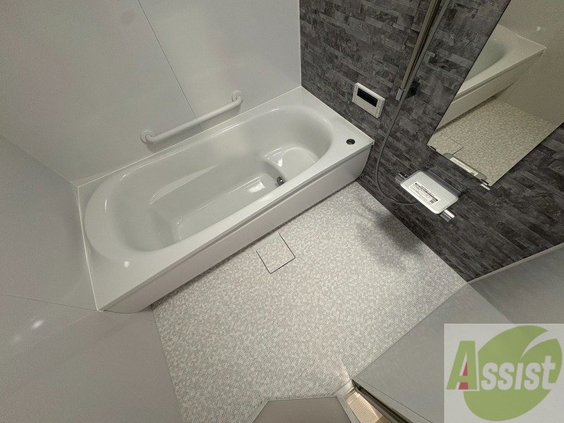 バス・シャワールーム　お風呂です。広々したバスでゆっくりくつろげます。