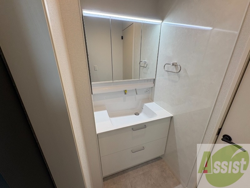 洗面設備　大きくて使いやすそうな独立洗面台になっています。