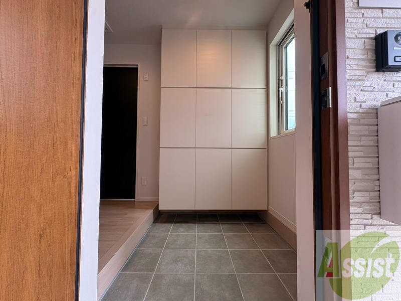 玄関　玄関です。ご覧の通り広々としていますね。