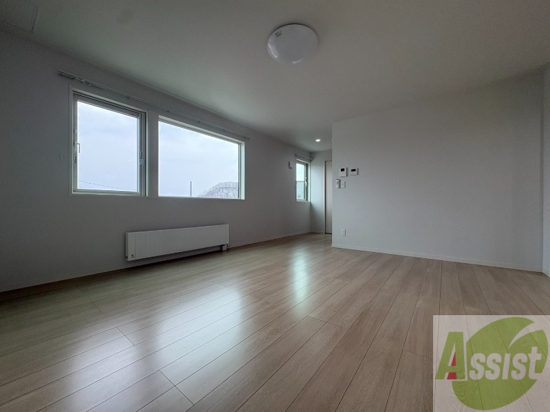 居室・リビング　広々としたリビングですね。使い勝手がよさそうですね！