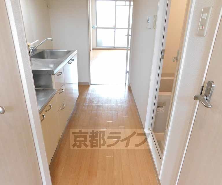 その他部屋・スペース　玄関からは広い廊下が広がっています