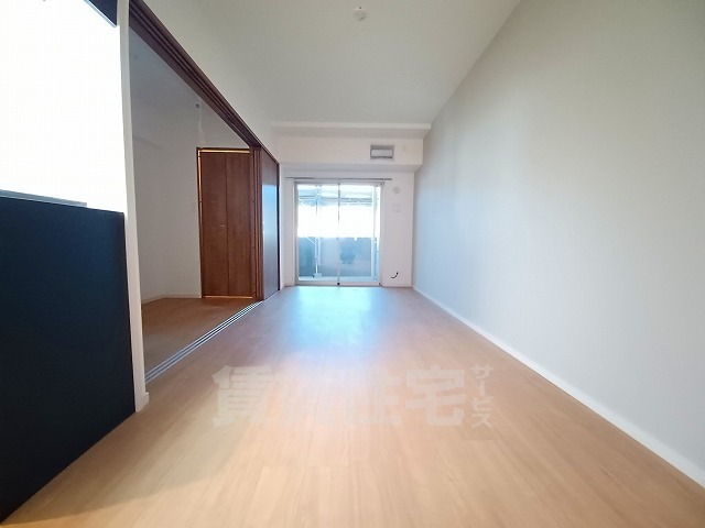 居室・リビング　同建物　別部屋