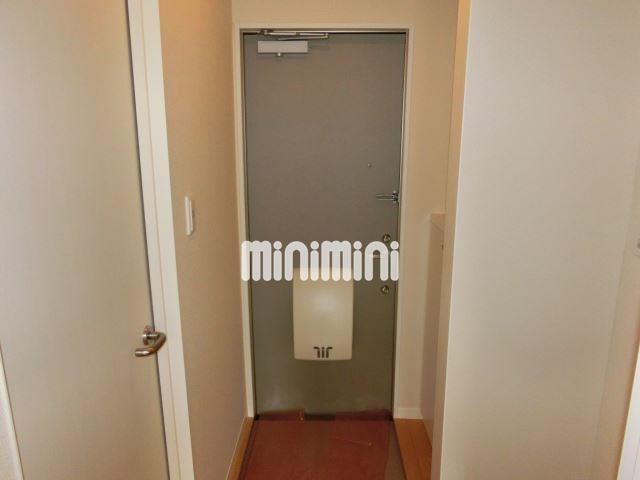 玄関　下駄箱付きですので靴が散らかりませんね。