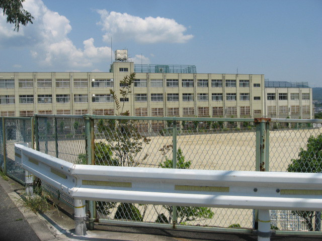 小学校　高槻市立南平台小学校（小学校）まで866m