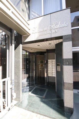 エントランス　落ち着いたエントランスです