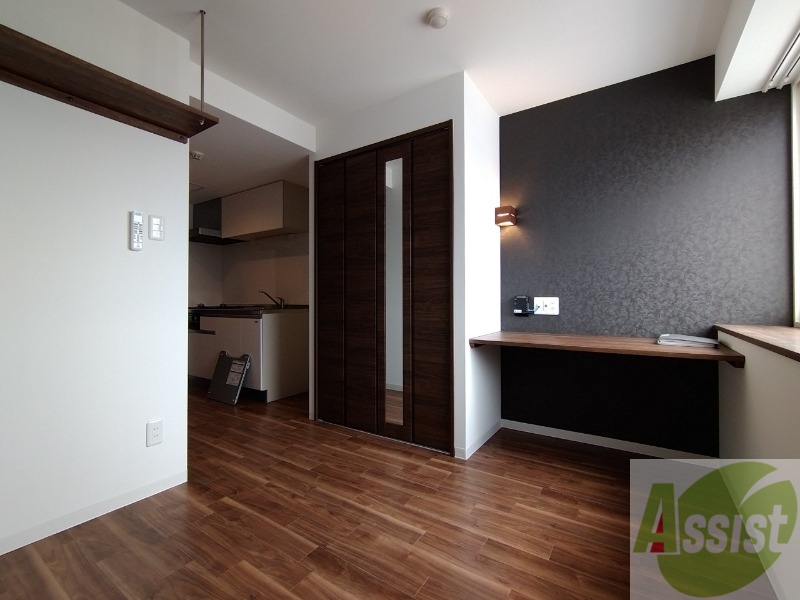 居室・リビング　アクセントクロスがお洒落なお部屋になっています！