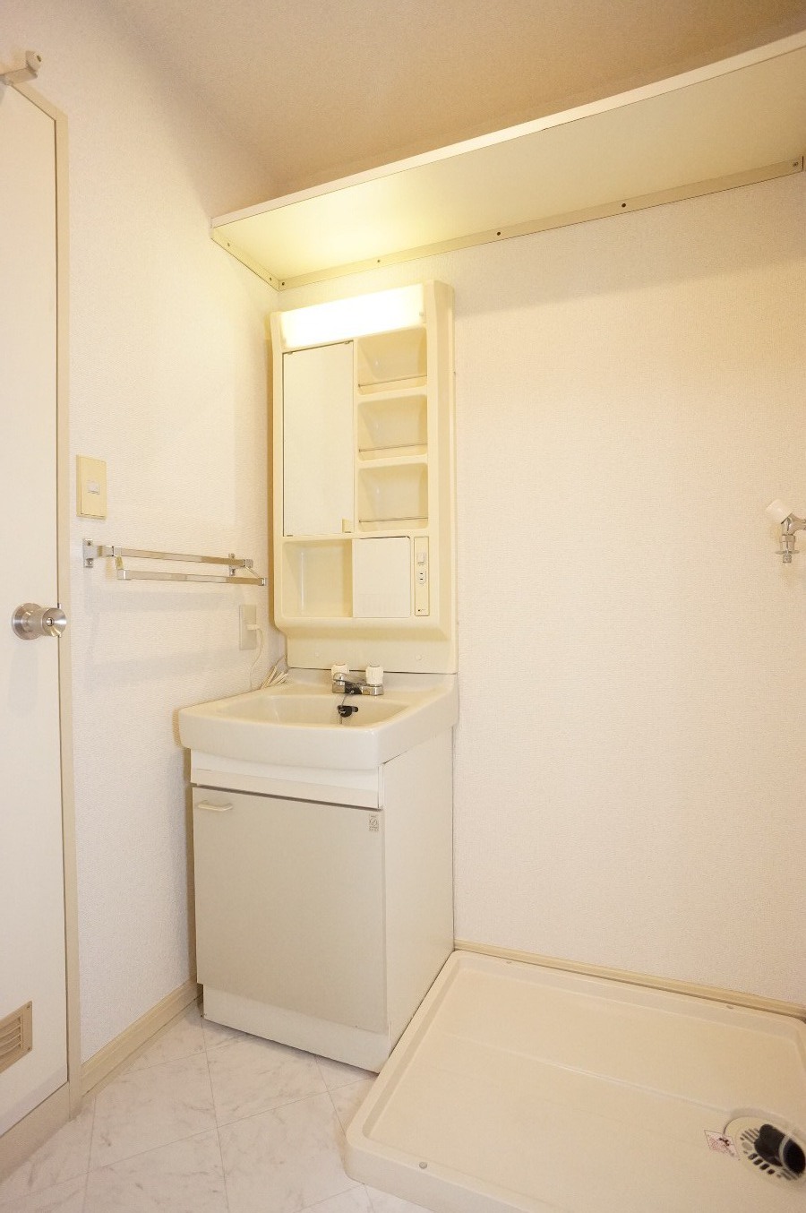 洗面設備　独立洗面台・室内洗濯機置場・上部に棚あります！ドアありません