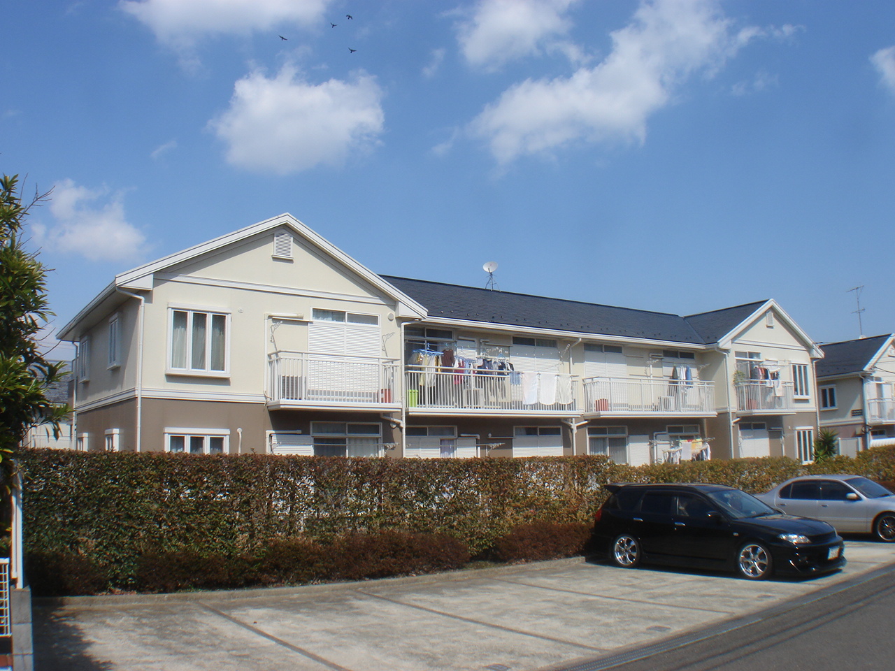 建物外観　南向き南側庭・駐車場の為日当たり良好！