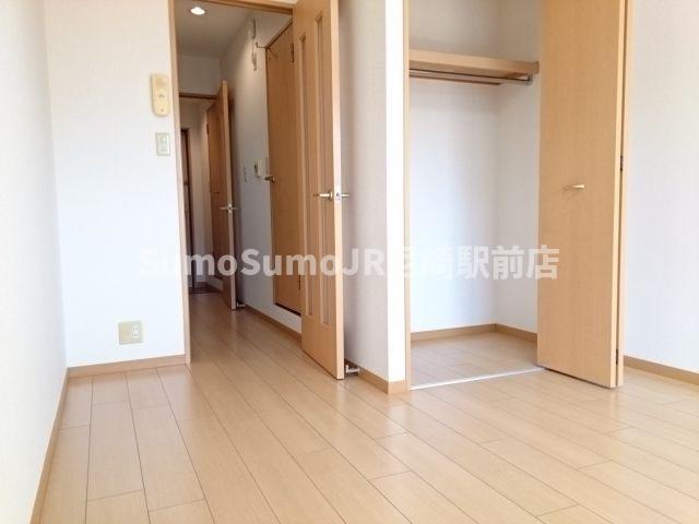 その他部屋・スペース　落ち着いた色調の寝室です